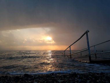 Denizin üzerindeki güzel gün batımının manzarası.