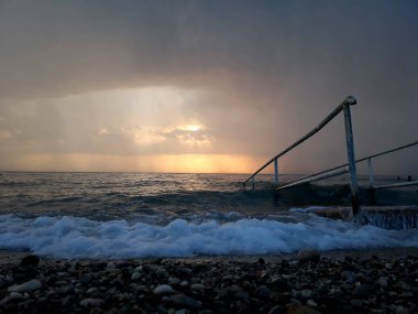 Denizin üzerindeki güzel gün batımının manzarası.