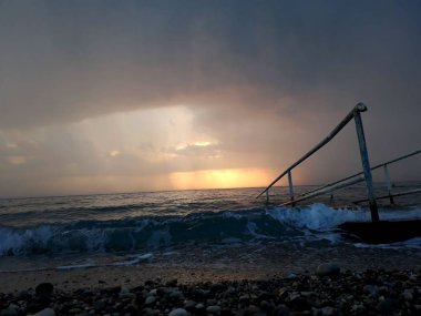 Denizin üzerindeki güzel gün batımının manzarası.
