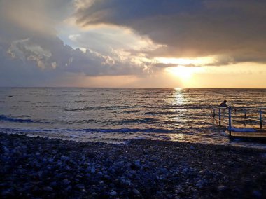 Denizin üzerindeki güzel gün batımının manzarası.
