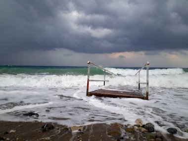 Denizin üzerindeki güzel gün batımının manzarası.