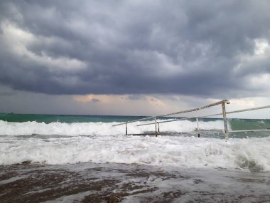 Denizin üzerindeki güzel gün batımının manzarası.