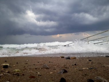 Denizin üzerindeki güzel gün batımının manzarası.