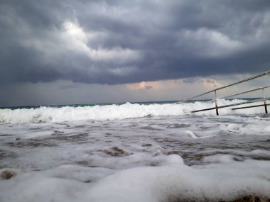 Denizin üzerindeki güzel gün batımının manzarası.