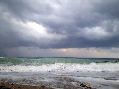 Denizin üzerindeki güzel gün batımının manzarası.