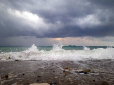 Denizin üzerindeki güzel gün batımının manzarası.