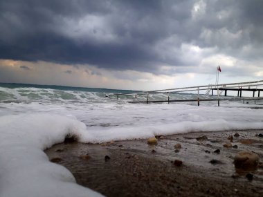 Denizin üzerindeki güzel gün batımının manzarası.