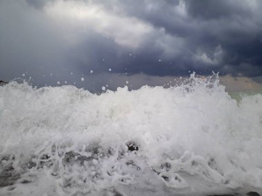 Denizin üzerindeki güzel gün batımının manzarası.