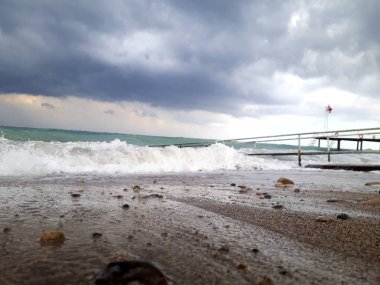 Denizin üzerindeki güzel gün batımının manzarası.