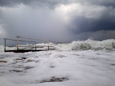 Denizin üzerindeki güzel gün batımının manzarası.
