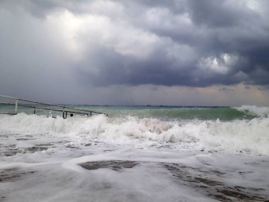 Denizin üzerindeki güzel gün batımının manzarası.