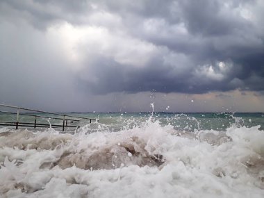 Denizin üzerindeki güzel gün batımının manzarası.