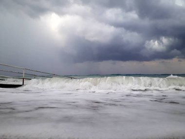 Denizin üzerindeki güzel gün batımının manzarası.