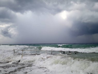 Denizin üzerindeki güzel gün batımının manzarası.