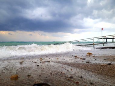 Denizin üzerindeki güzel gün batımının manzarası.