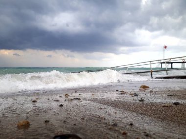 Denizin üzerindeki güzel gün batımının manzarası.