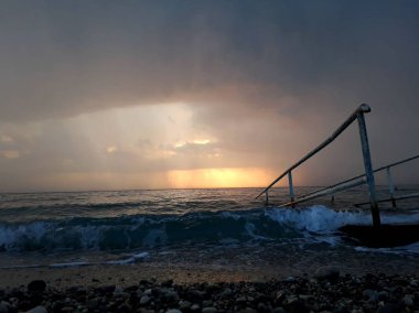 Denizin üzerindeki güzel gün batımının manzarası.