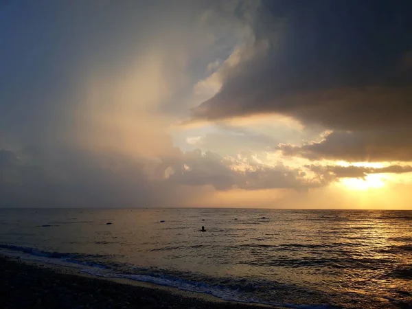 Denizin üzerindeki güzel gün batımının manzarası.
