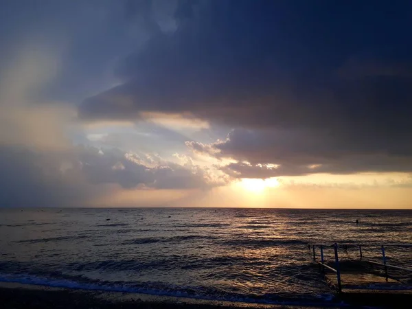 Denizin üzerindeki güzel gün batımının manzarası.