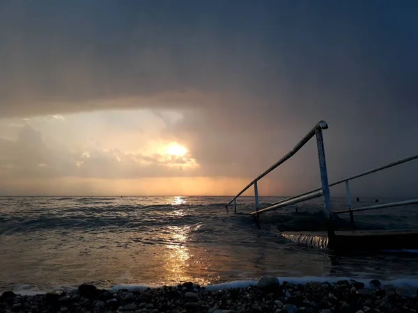 Denizin üzerindeki güzel gün batımının manzarası.