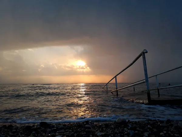 Denizin üzerindeki güzel gün batımının manzarası.