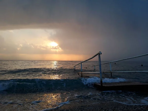 Denizin üzerindeki güzel gün batımının manzarası.