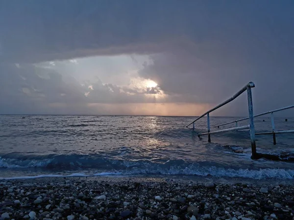 Denizin üzerindeki güzel gün batımının manzarası.