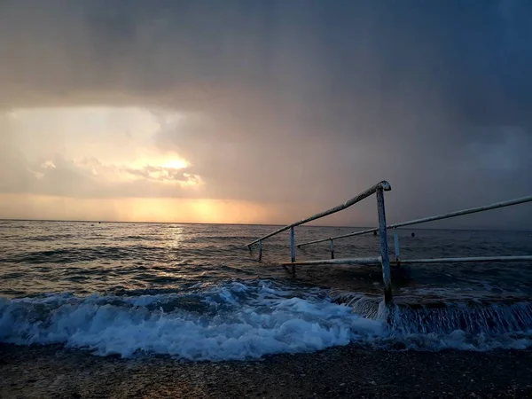 Denizin üzerindeki güzel gün batımının manzarası.
