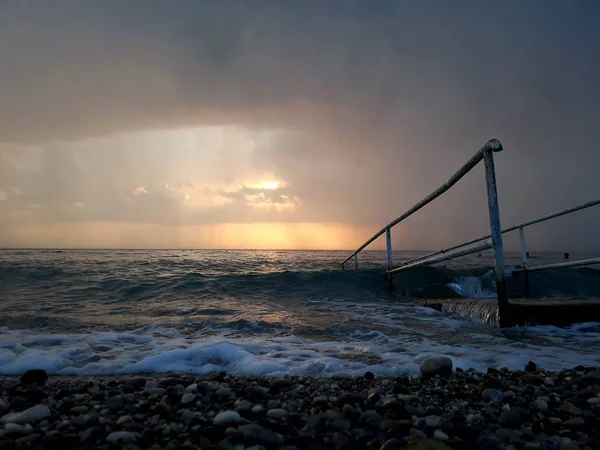 Denizin üzerindeki güzel gün batımının manzarası.