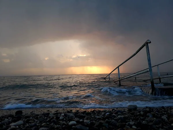 Denizin üzerindeki güzel gün batımının manzarası.