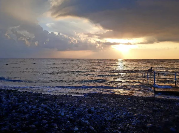 Denizin üzerindeki güzel gün batımının manzarası.