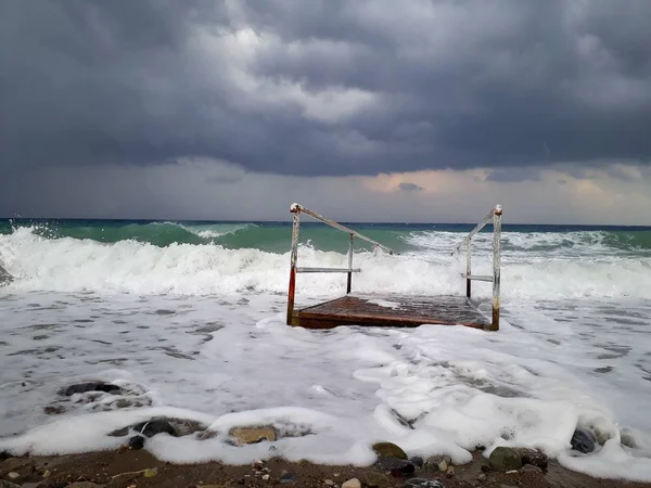 Denizin üzerindeki güzel gün batımının manzarası.