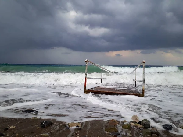 Denizin üzerindeki güzel gün batımının manzarası.