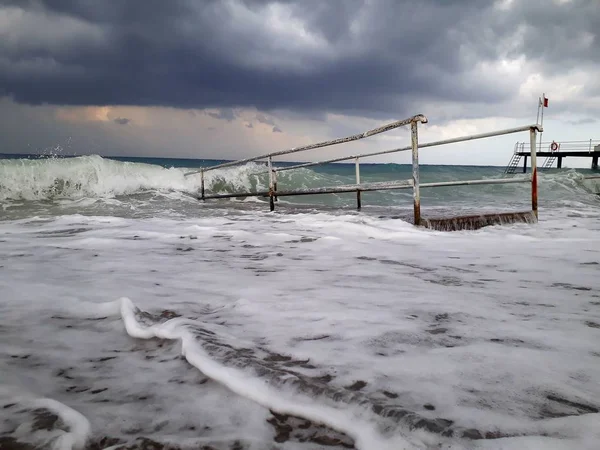 Denizin üzerindeki güzel gün batımının manzarası.