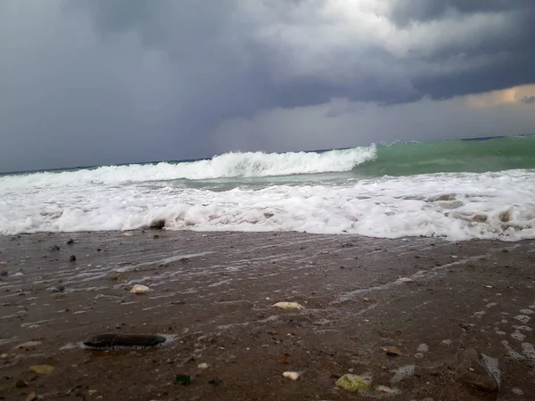 Denizin üzerindeki güzel gün batımının manzarası.