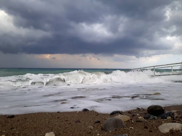Denizin üzerindeki güzel gün batımının manzarası.