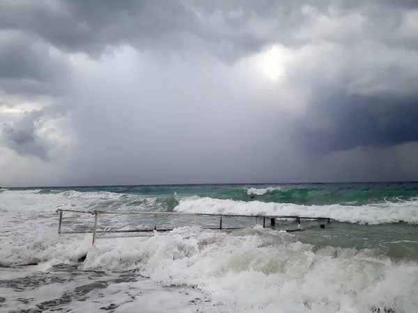 Denizin üzerindeki güzel gün batımının manzarası.