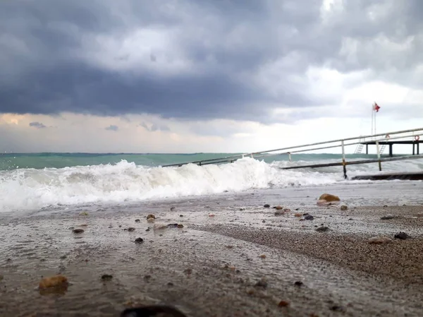 Denizin üzerindeki güzel gün batımının manzarası.