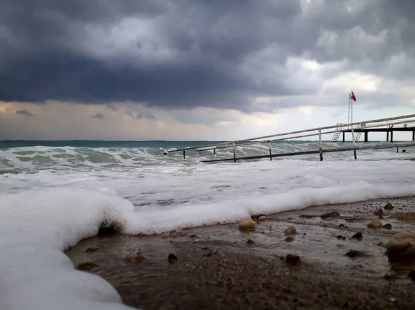 Denizin üzerindeki güzel gün batımının manzarası.