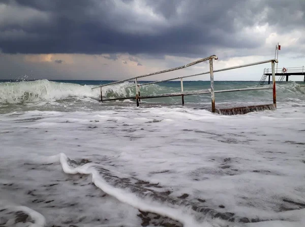Denizin üzerindeki güzel gün batımının manzarası.