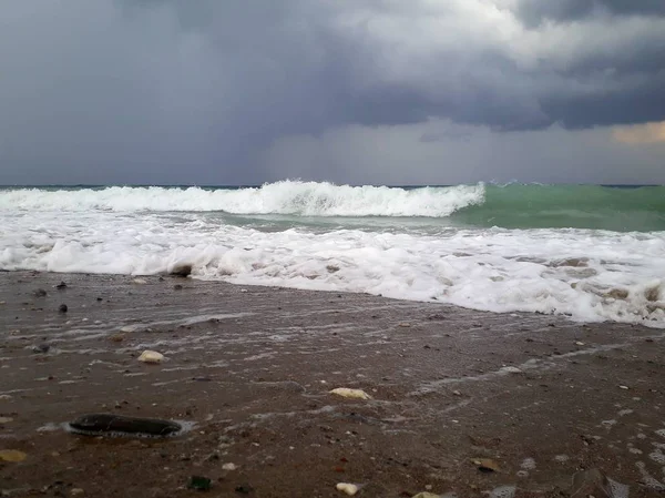 Denizin üzerindeki güzel gün batımının manzarası.