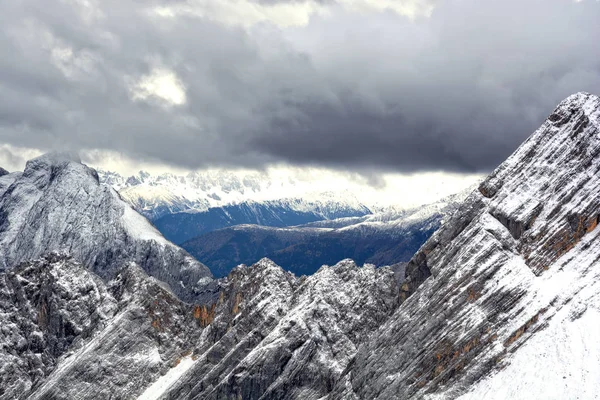 Garmisch Partenkirchen Bavyera yakınındaki manzara. Almanya