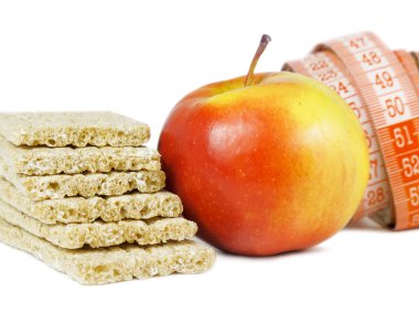 Crispbread, kırmızı elma ve sağlıklı beslenme beyaz arka plan üzerinde izole, kavramı olarak ölçüm bandı.