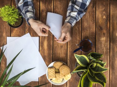 yukarıdan aşağıya kağıttan origami yapma kişinin görünümü