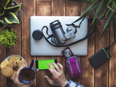 fincan çay ve cep telefonu ile bir mola verme fotoğrafçı