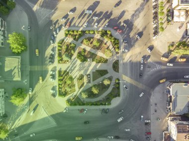 güneşli şehirde trafik daire hareket