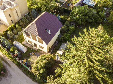 Lüks küçük yaz yazlık ağaçların arasındaki havadan görünümü