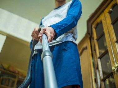 odada halı üzerinde el tutma elektrikli süpürge yakın