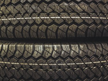 iki yeni araba lastikleri doku kadar kapatın