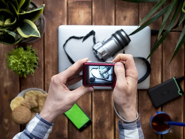 Fotógrafo Arriba Hacia Abajo Haciendo Fotos Usando Cámara Compacta Casa — Foto de Stock